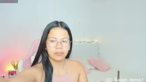 sweet_dania_ online show from November 19, 2025, 10:04 am