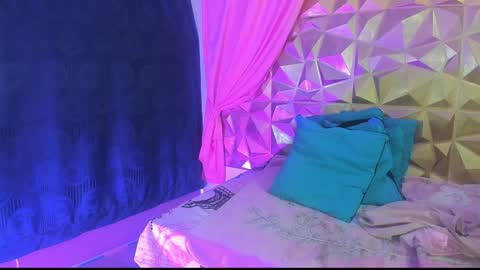  emmili  online show from December 20, 2024, 6:13 pm