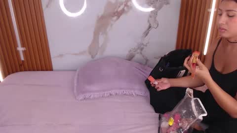 Snapshot of sweet_lee2 chatting on December 4, 2025, 12:25 pm carollay online show from December 4, 2025, 12:25 pm