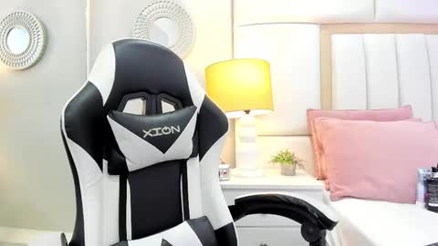 Snapshot of sweet_lucianaaa chatting on November 25, 2025, 6:30 pm Luciana online show from November 25, 2025, 6:30 pm