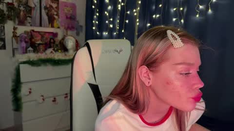 Snapshot of sweet_melissa133 chatting on December 29, 2024, 10:14 pm Melissa. Join me on Fansly link in social medias online show from December 29, 2024, 10:14 pm