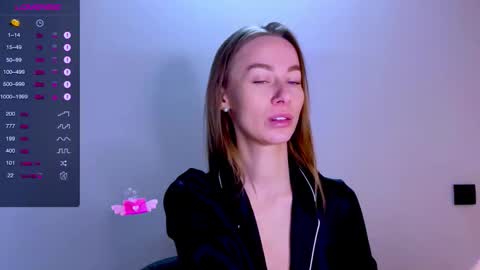 Mia online show from October 4, 2025, 11:52 am