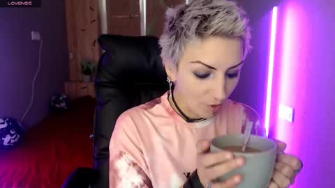 Snapshot of sweet_n_strong chatting on November 19, 2025, 8:14 am sweet_n_strong online show from November 19, 2025, 8:14 am