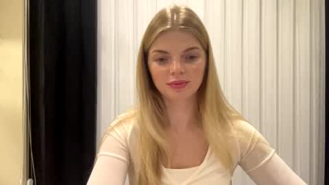 Snapshot of sweet_sinn_ chatting on October 4, 2025, 9:02 pm Mira online show from October 4, 2025, 9:02 pm