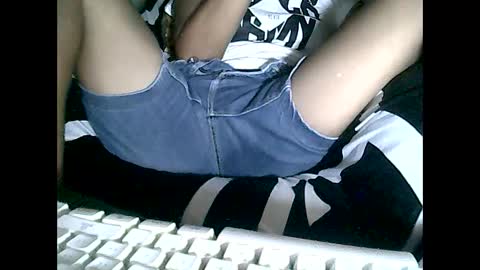 Snapshot of sweetbella24 chatting on March 7, 2025, 2:12 pm im anne online show from March 7, 2025, 2:12 pm