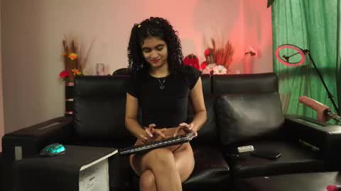 Salom independent model online show from December 4, 2025, 6:49 pm