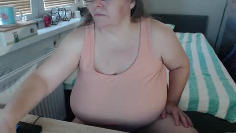Sweetboobs85h online show from October 25, 2025, 9:06 am
