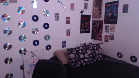 Snapshot of sweetdevil631 chatting on December 15, 2025, 2:43 pm Abril online show from December 15, 2025, 2:43 pm