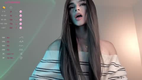 Snapshot of sweetest_bella chatting on December 17, 2024, 10:43 pm Bella online show from December 17, 2024, 10:43 pm