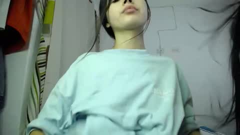 Snapshot of sweetpink1_ chatting on September 18, 2025, 2:57 am Caro  Lily online show from September 18, 2025, 2:57 am