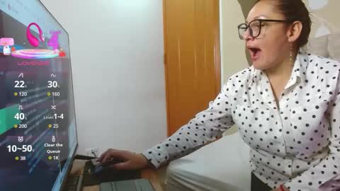 Snapshot of sweettscarlet chatting on October 28, 2025, 11:47 am Scarlet online show from October 28, 2025, 11:47 am