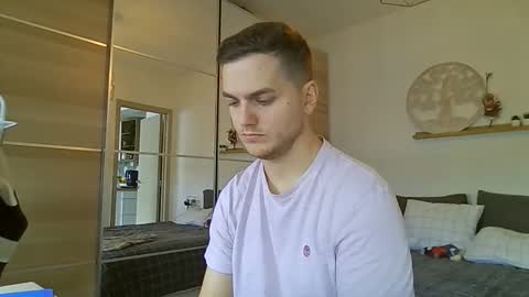 syl092 online show from December 1, 2025, 10:42 am