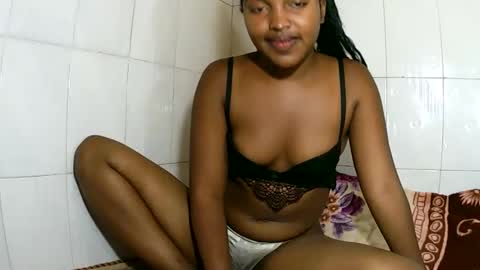 Snapshot of sylviasexy27 chatting on February 21, 2025, 4:29 am sylviasexy27 online show from February 21, 2025, 4:29 am