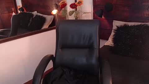 Snapshot of tamara_sanz1 chatting on February 13, 2025, 9:38 pm online show from February 13, 2025, 9:38 pm