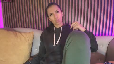 Tamy  online show from November 30, 2025, 1:04 pm