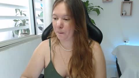 Snapshot of tamy_shine87 chatting on January 4, 2025, 7:13 pm Im Samy online show from January 4, 2025, 7:13 pm