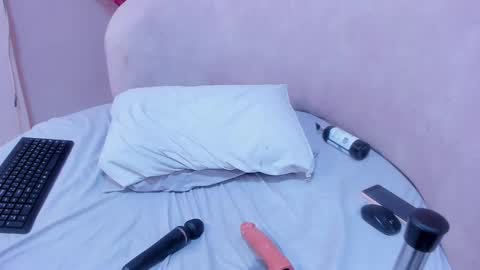 Snapshot of taniamilan chatting on February 22, 2025, 2:41 pm Tania online show from February 22, 2025, 2:41 pm