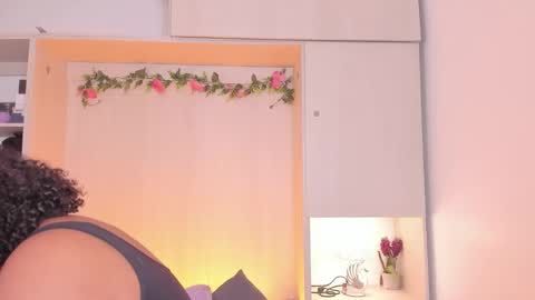 Snapshot of tarawiilson_ chatting on October 18, 2025, 4:15 am T A R A online show from October 18, 2025, 4:15 am
