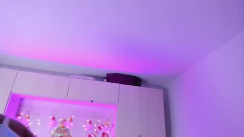  T A R A  online show from December 17, 2025, 4:07 am