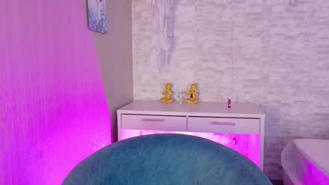 Snapshot of tatii_moon chatting on November 22, 2025, 5:17 am Tati online show from November 22, 2025, 5:17 am