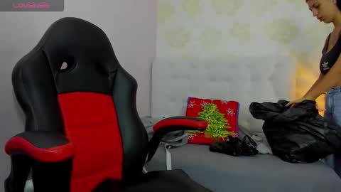 Snapshot of tatilarson chatting on December 15, 2025, 12:53 pm TATI online show from December 15, 2025, 12:53 pm