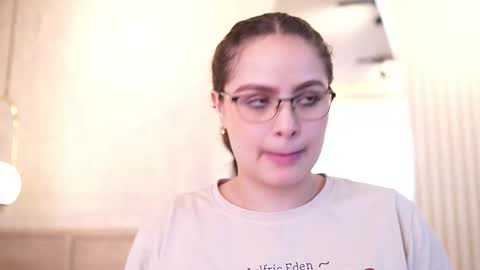 Teylor  Kim online show from November 1, 2025, 8:55 pm