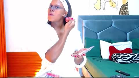 Tayra...  online show from October 24, 2025, 3:03 am