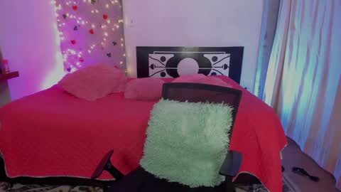 Snapshot of thegoldenbitch chatting on January 15, 2025, 10:57 pm Goldie online show from January 15, 2025, 10:57 pm