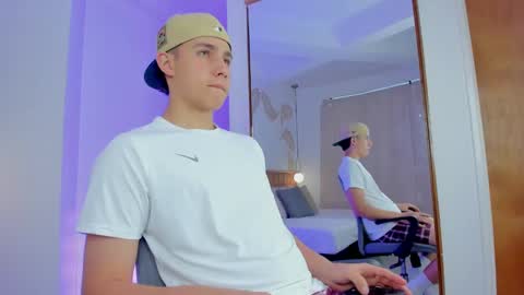 Snapshot of theohawke_ chatting on December 16, 2024, 12:27 pm THEO- MATEO online show from December 16, 2024, 12:27 pm