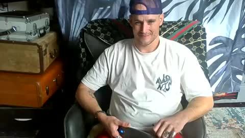 Snapshot of theoutfitter chatting on February 19, 2025, 8:41 pm MISTERPOWERS online show from February 19, 2025, 8:41 pm