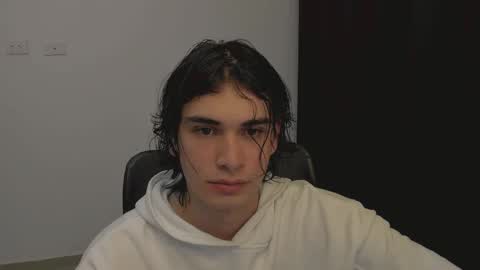 Snapshot of thiaan__ chatting on March 5, 2025, 2:25 am thiaan__ online show from March 5, 2025, 2:25 am