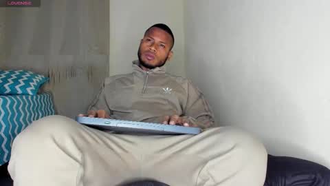 Thiago Instagram   online show from December 4, 2025, 12:42 am