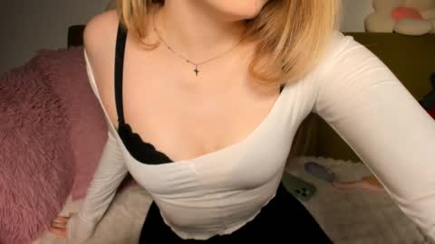 Snapshot of thisisamelia chatting on February 3, 2025, 3:49 pm Amelia  shows on mondays fridays and sundays  if anything changes im giving updates on my fansly  online show from February 3, 2025, 3:49 pm
