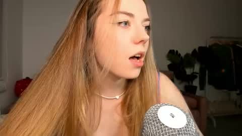 Snapshot of thisisamelia chatting on March 10, 2025, 4:46 pm Amelia  shows on mondays fridays and sundays  if anything changes im giving updates on my fansly  online show from March 10, 2025, 4:46 pm