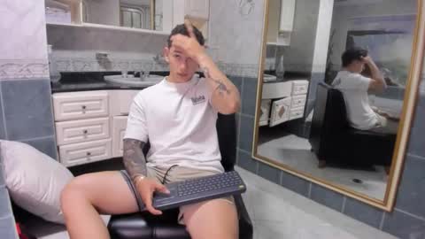 Snapshot of thomas_moon_ chatting on September 19, 2025, 12:06 pm Thomas online show from September 19, 2025, 12:06 pm