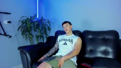 Snapshot of thomas_moon_ chatting on September 29, 2025, 12:54 pm Thomas online show from September 29, 2025, 12:54 pm