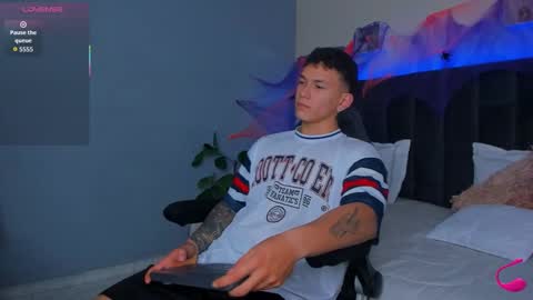 Snapshot of thomas_moon_ chatting on October 20, 2025, 1:00 pm Thomas online show from October 20, 2025, 1:00 pm