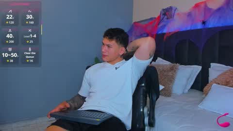 Snapshot of thomas_moon_ chatting on October 25, 2025, 12:23 pm Thomas online show from October 25, 2025, 12:23 pm