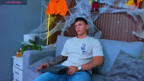 Snapshot of thomas_moon_ chatting on October 29, 2025, 11:23 am Thomas online show from October 29, 2025, 11:23 am