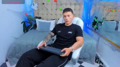 Snapshot of thomas_moon_ chatting on October 31, 2025, 12:17 pm Thomas online show from October 31, 2025, 12:17 pm