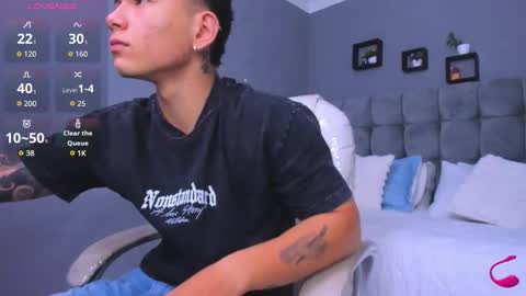 Snapshot of thomas_moon_ chatting on November 9, 2025, 11:52 am Thomas online show from November 9, 2025, 11:52 am