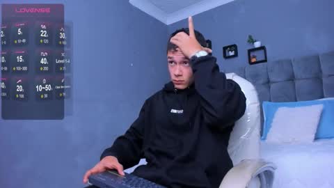 Snapshot of thomas_moon_ chatting on November 18, 2025, 12:31 pm Thomas online show from November 18, 2025, 12:31 pm