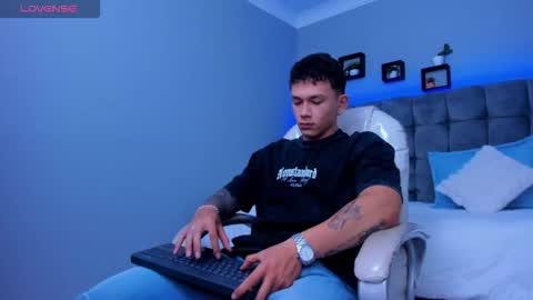 Snapshot of thomas_moon_ chatting on November 27, 2025, 11:56 am Thomas online show from November 27, 2025, 11:56 am