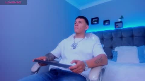 Snapshot of thomas_moon_ chatting on November 30, 2025, 2:10 pm Thomas online show from November 30, 2025, 2:10 pm