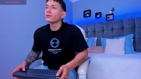 Snapshot of thomas_moon_ chatting on December 4, 2025, 2:04 pm Thomas online show from December 4, 2025, 2:04 pm