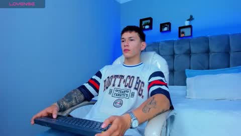 Snapshot of thomas_moon_ chatting on December 14, 2025, 12:54 pm Thomas online show from December 14, 2025, 12:54 pm