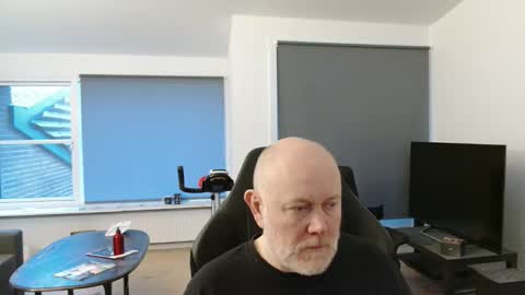 thomash32 online show from October 24, 2025, 6:21 am