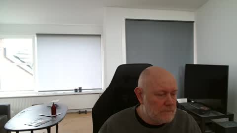 thomash32 online show from October 25, 2025, 9:28 am