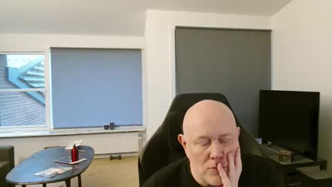 thomash32 online show from October 29, 2025, 3:25 pm