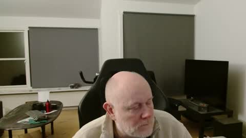 thomash32 online show from November 14, 2025, 10:18 pm